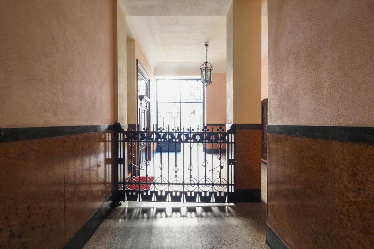 Refined And Bright One-bedroom Near Metro M4 - Dateo Apartment *