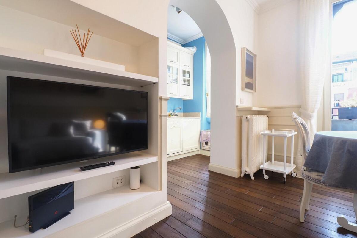 Refined And Bright One-bedroom Near Metro M4 - Dateo Apartment