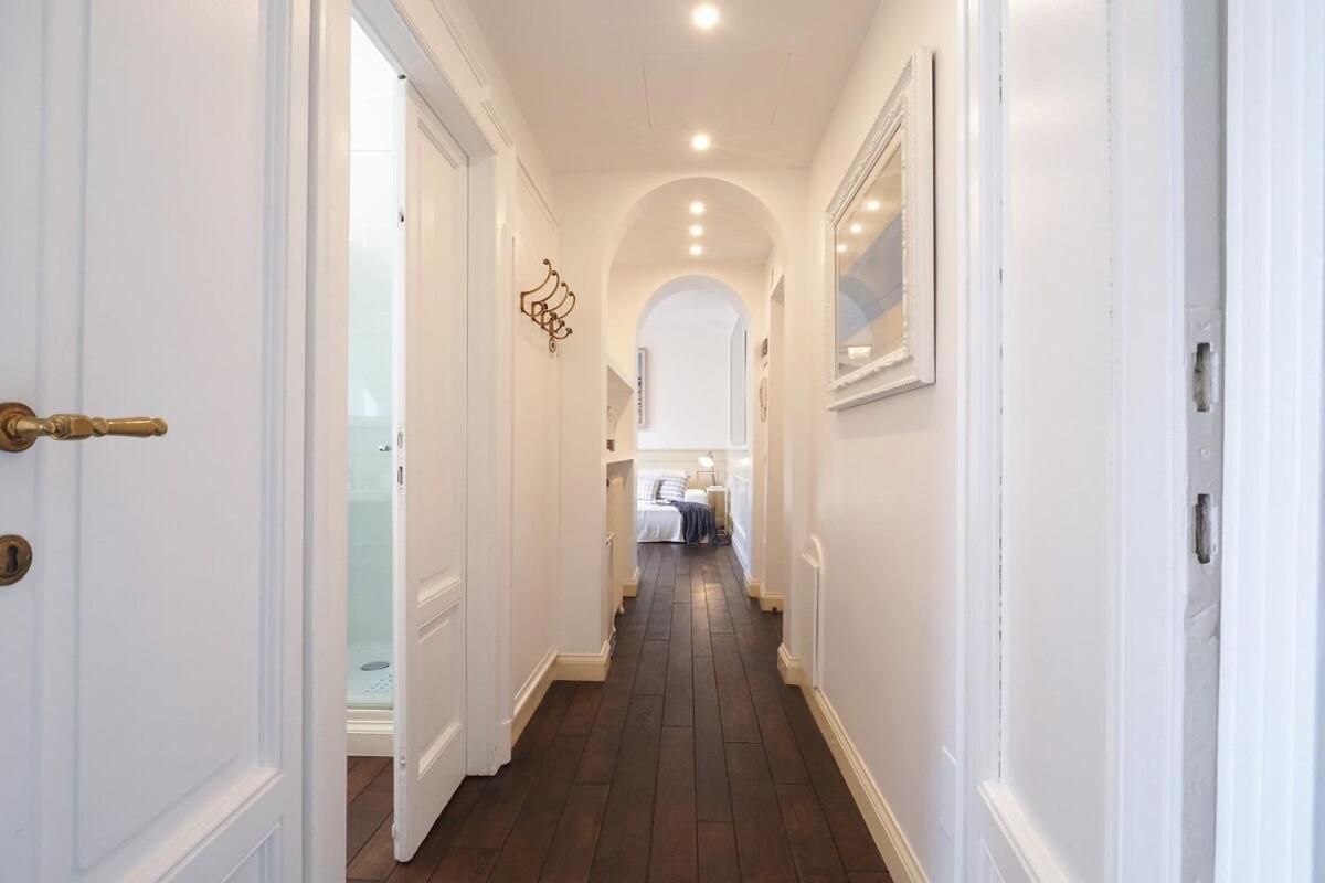 Refined And Bright One-bedroom Near Metro M4 - Dateo Apartment